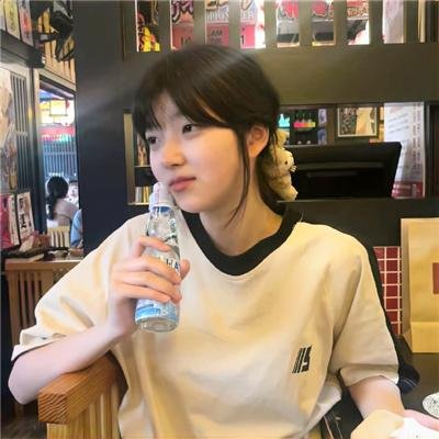 院子里的女人